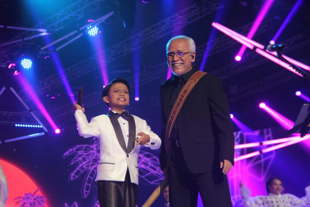 Iwan Fals due Bareng Farel membawakan 3 lagu,salah satunya Ojo Dibandingke (foto By Buyii)
