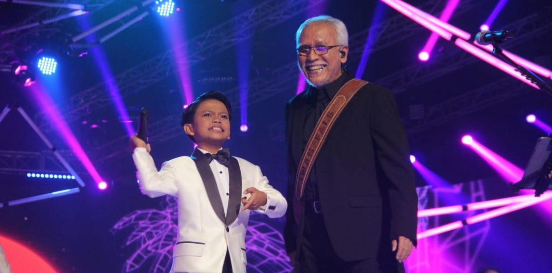 Iwan Fals due Bareng Farel membawakan 3 lagu,salah satunya Ojo Dibandingke (foto By Buyii)