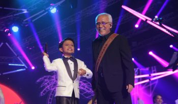 Iwan Fals due Bareng Farel membawakan 3 lagu,salah satunya Ojo Dibandingke (foto By Buyii)