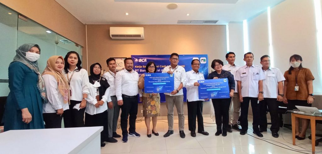 Kerja Sama Solusi Cash Management BCA dengan Perumdam Tirta Pinang dan Perumdam Tirta Sejiran Setason - (Tengah Kiri-Kanan) Kepala Operasi Cabang Pangkal Pinang Maria Dwi Rossarie; Plt. Direktur PDAM Tirta Pinang Ervany, S.T; Direktur PDAM Tirta Sejiran Setason Najamuddin, S.H.; Kepala KCU Pangkal Pinang Vanessa Claudea Flaviana, dan diapit tim BCA dengan Perumdam Tirta Pinang dan Perumdam Tirta Sejiran Setason di acara penandatanganan kerja sama solusi cash management untuk memudahkan masyarakat Pangkalpinang dan Bangka Barat membayar tagihan PDAM melalui ATM BCA