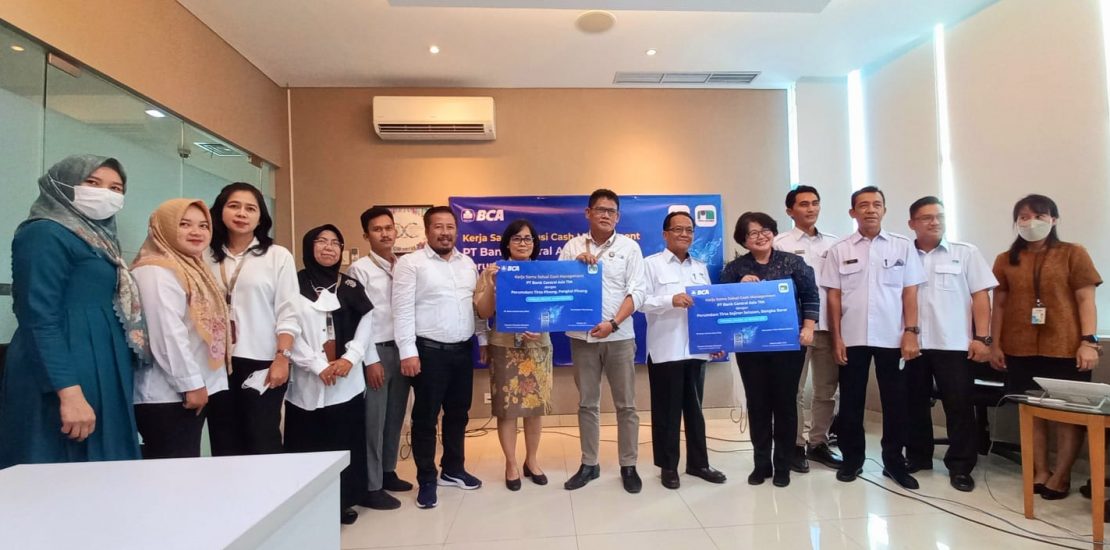 Kerja Sama Solusi Cash Management BCA dengan Perumdam Tirta Pinang dan Perumdam Tirta Sejiran Setason - (Tengah Kiri-Kanan) Kepala Operasi Cabang Pangkal Pinang Maria Dwi Rossarie; Plt. Direktur PDAM Tirta Pinang Ervany, S.T; Direktur PDAM Tirta Sejiran Setason Najamuddin, S.H.; Kepala KCU Pangkal Pinang Vanessa Claudea Flaviana, dan diapit tim BCA dengan Perumdam Tirta Pinang dan Perumdam Tirta Sejiran Setason di acara penandatanganan kerja sama solusi cash management untuk memudahkan masyarakat Pangkalpinang dan Bangka Barat membayar tagihan PDAM melalui ATM BCA