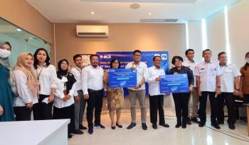 Kerja Sama Solusi Cash Management BCA dengan Perumdam Tirta Pinang dan Perumdam Tirta Sejiran Setason - (Tengah Kiri-Kanan) Kepala Operasi Cabang Pangkal Pinang Maria Dwi Rossarie; Plt. Direktur PDAM Tirta Pinang Ervany, S.T; Direktur PDAM Tirta Sejiran Setason Najamuddin, S.H.; Kepala KCU Pangkal Pinang Vanessa Claudea Flaviana, dan diapit tim BCA dengan Perumdam Tirta Pinang dan Perumdam Tirta Sejiran Setason di acara penandatanganan kerja sama solusi cash management untuk memudahkan masyarakat Pangkalpinang dan Bangka Barat membayar tagihan PDAM melalui ATM BCA