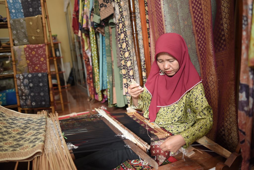 Pupuk Indonesia menjalankan perannya sebagai BUMN yang tidak hanya berfokus pada sektor pangan, tetapi juga memiliki tanggung jawab sosial dalam memberdayakan UMKM. Rumah Kain merupakan UMKM di Palembang yang berhasil naik kelas berkat pendampingan dari Pupuk Indonesia Grup. Upaya ini dilakukan Pupuk Indonesia guna mendukung program pemerintah dan Kementerian BUMN dalam mengembangkan UMKM nasional.