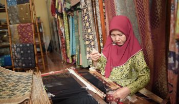 Pupuk Indonesia menjalankan perannya sebagai BUMN yang tidak hanya berfokus pada sektor pangan, tetapi juga memiliki tanggung jawab sosial dalam memberdayakan UMKM. Rumah Kain merupakan UMKM di Palembang yang berhasil naik kelas berkat pendampingan dari Pupuk Indonesia Grup. Upaya ini dilakukan Pupuk Indonesia guna mendukung program pemerintah dan Kementerian BUMN dalam mengembangkan UMKM nasional.