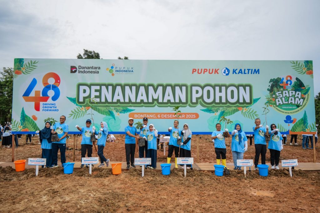 Kegiatan penanaman pohon tahap awal oleh Pupuk Kaltim pada HUT perusahaan ke-48 ini melibatkan Direksi, Komisaris, 280 orang karyawan dan 20 orang anggota Perkumpulan Istri Karyawan Pupuk Indonesia Grup (PIKA-PI Grup)