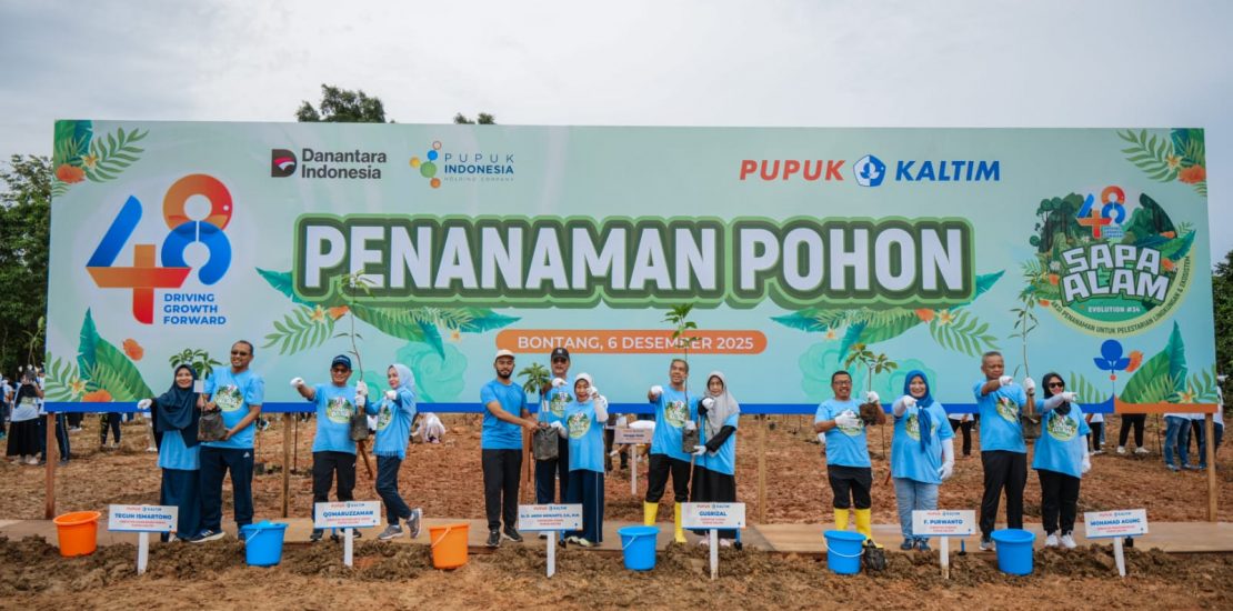 Kegiatan penanaman pohon tahap awal oleh Pupuk Kaltim pada HUT perusahaan ke-48 ini melibatkan Direksi, Komisaris, 280 orang karyawan dan 20 orang anggota Perkumpulan Istri Karyawan Pupuk Indonesia Grup (PIKA-PI Grup)