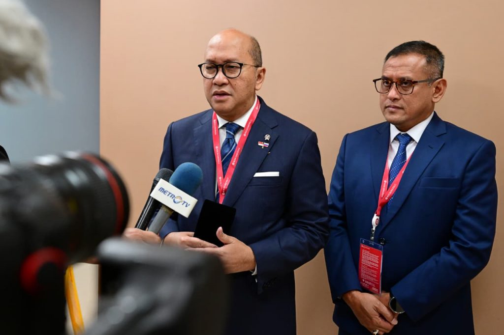 Menteri Investasi dan Hilirisasi sekaligus CEO Danantara, Rosan P. Roeslani dan Direktur Utama PT Pupuk Indonesia (Persero) Rahmad Pribadi saat memberikan keterangan pers di Vladivostok, Rusia, Kamis, 3 September 2026.
